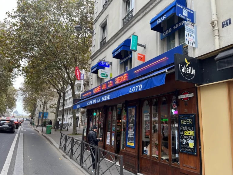 La devanture du café de la seine à Paris gare de Lyon