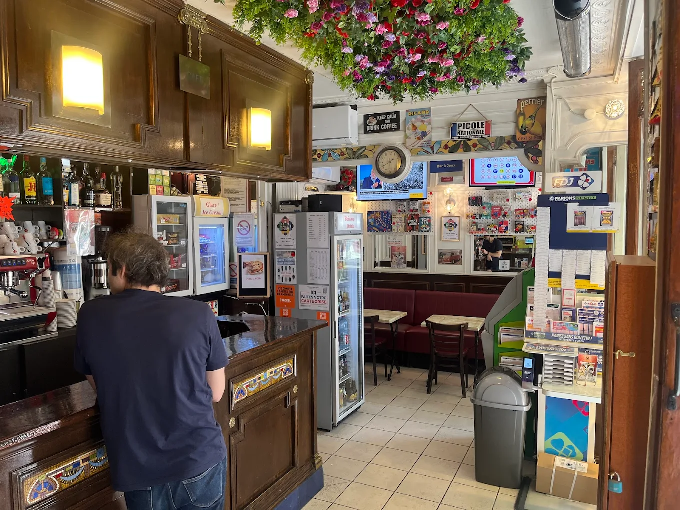 Intérieur du tabac café de la seine à Paris